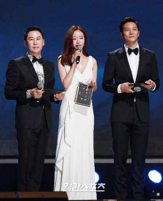 Gambar Foto Shin Dong Yup, Kim Ah Joong dan Joo Won Menjadi Host Baeksang Arts Awards 2015
