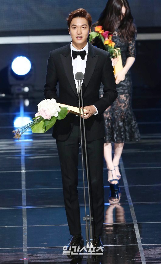 Gambar Foto Lee Min Ho Raih Piala Popular Actor