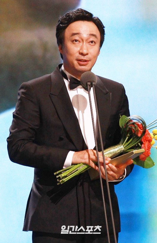 Gambar Foto Lee Sung Min Raih Piala Best Actor