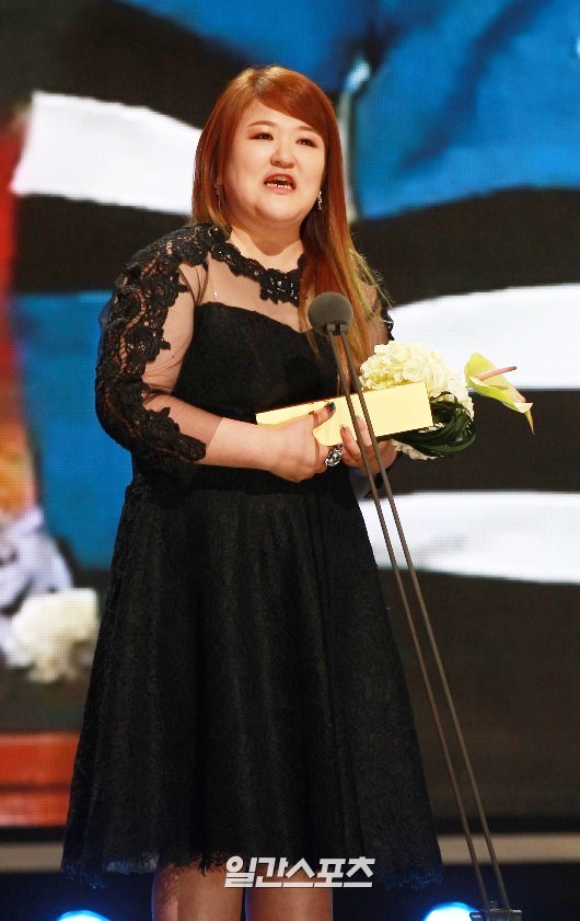 Gambar Foto Lee Guk Joo Raih Piala Best Variety Star (Female)