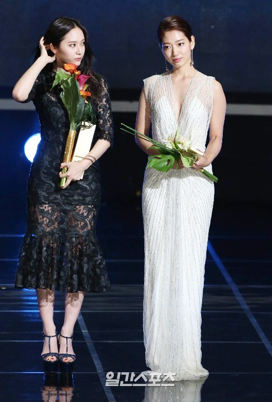 Gambar Foto Krystal f(x) dan Park Shin Hye Raih Piala Popularity Award