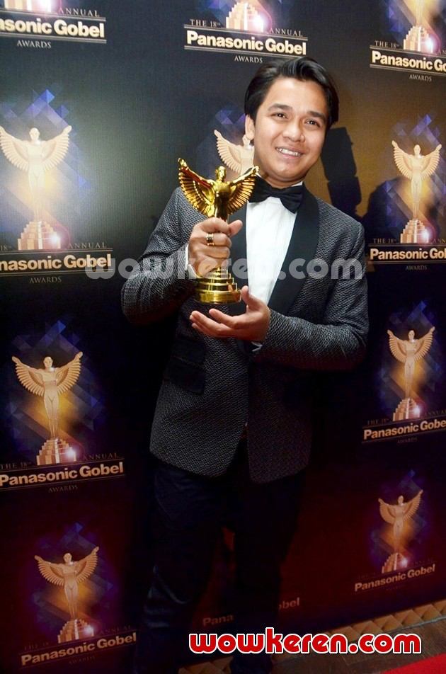 Gambar Foto Billy Wakili Mendiang Olga Syahputra Terima Piala Favorite Comedian