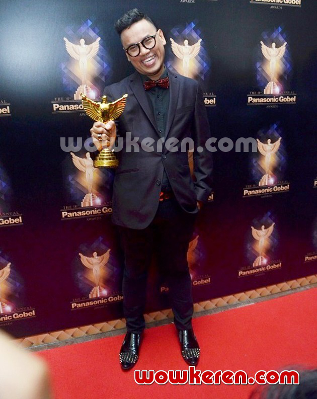 Gambar Foto Uya Kuya Raih Piala Host Quiz dan Gameshow