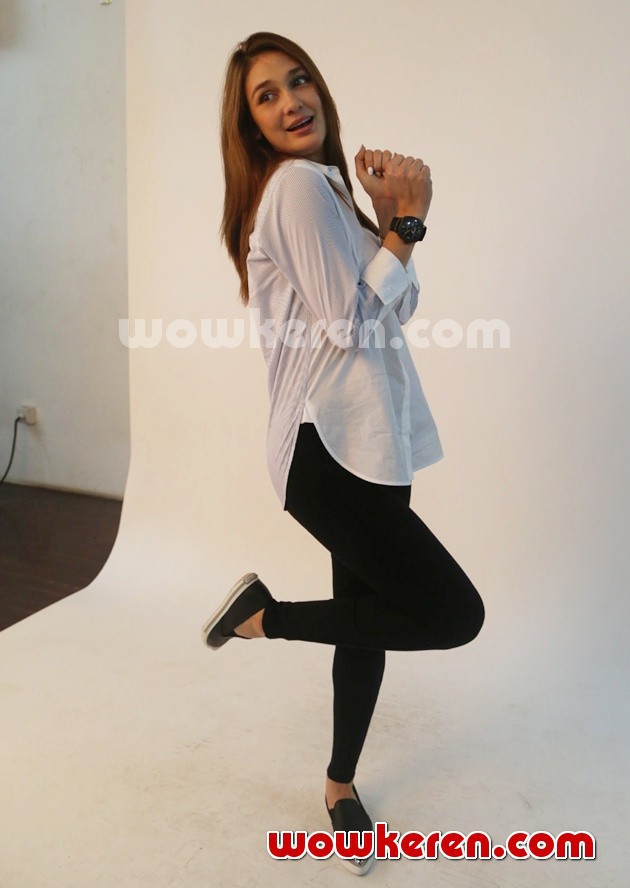 Gambar Foto Luna Maya di Pemotretan untuk Katalog Luna Habit