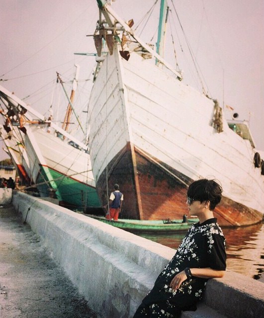 Gambar Foto Yesung Super Junior Berpose di Pelabuhan