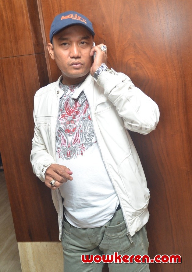 Foto Azis Gagap di Jumpa Pers "Kafan Sundel Bolong" - Foto 2 dari 13