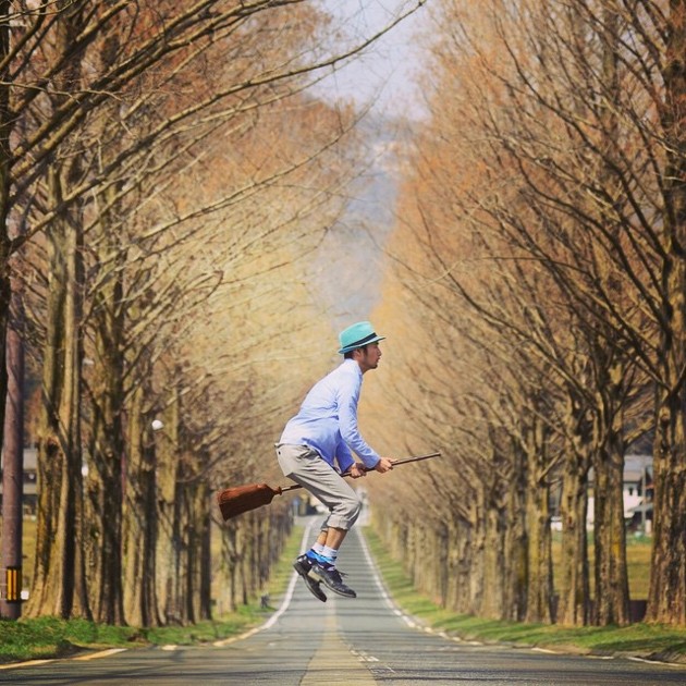 Gambar Foto Melayang dengan Sapu Terbang di Tengah Jalan