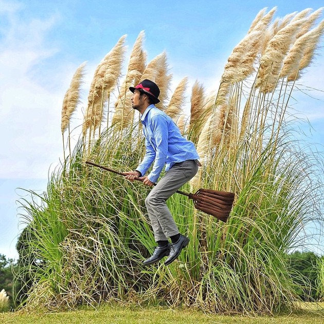 Gambar Foto Melayang dengan Sapu Terbang di Padang Alang-Alang