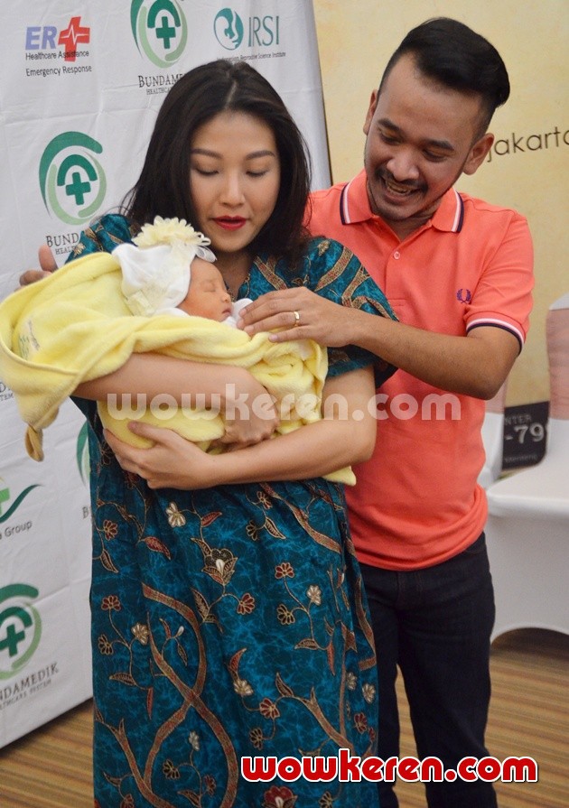 Gambar Foto Sarwendah dan Ruben Onsu Dikaruniai Anak Pertama