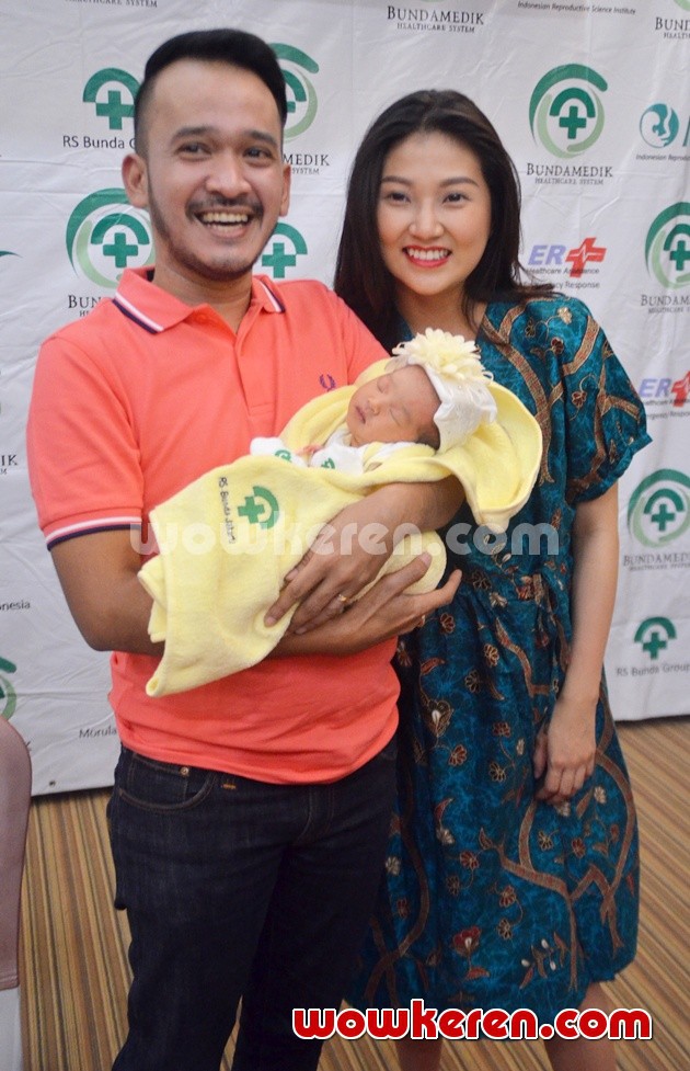 Gambar Foto Ruben Onsu dan Sarwendah Dikaruniai Anak Pertama
