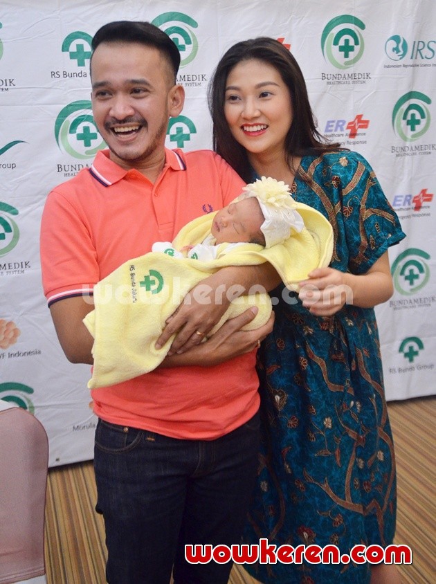 Gambar Foto Ruben Onsu dan Sarwendah Dikaruniai Anak Pertama