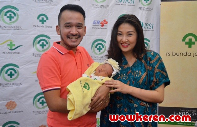 Gambar Foto Ruben Onsu dan Sarwendah Dikaruniai Anak Pertama