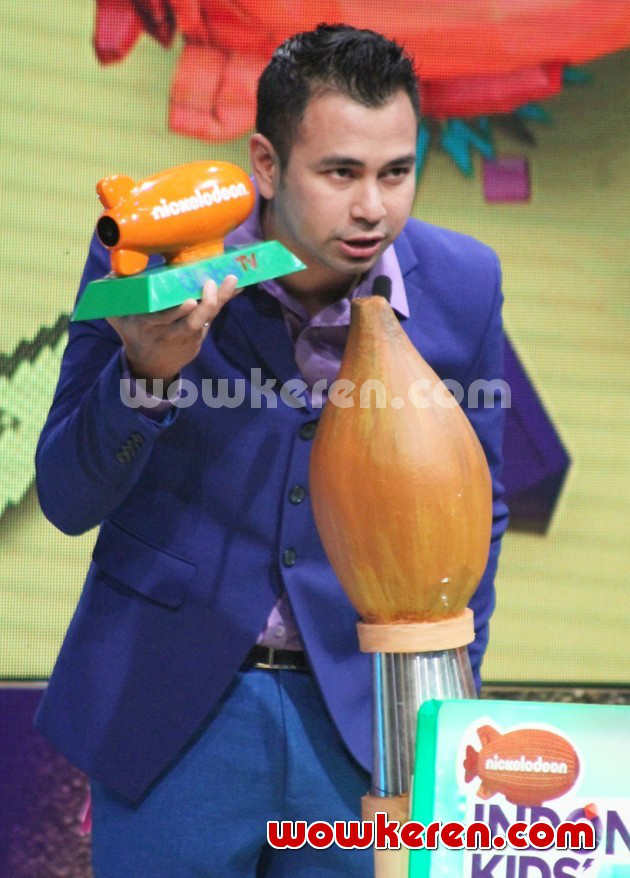 Gambar Foto Raffi Ahmad Raih Piala Presenter Favorit