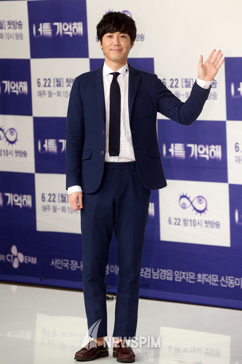 Gambar Foto Choi Won Young di Jumpa Pers Serial 'I Remember You'