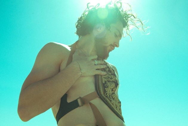 Gambar Foto Aaron Johnson di Majalah Flaunt Edisi Summer 2015