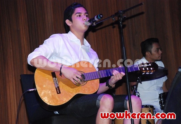 Gambar Foto Al Ghazali di Perayaan Ulang Tahun ke-22 Elvira Devinamira
