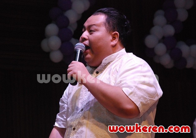 Gambar Foto Papam di Perayaan Ulang Tahun Elvira Devinamira ke-22