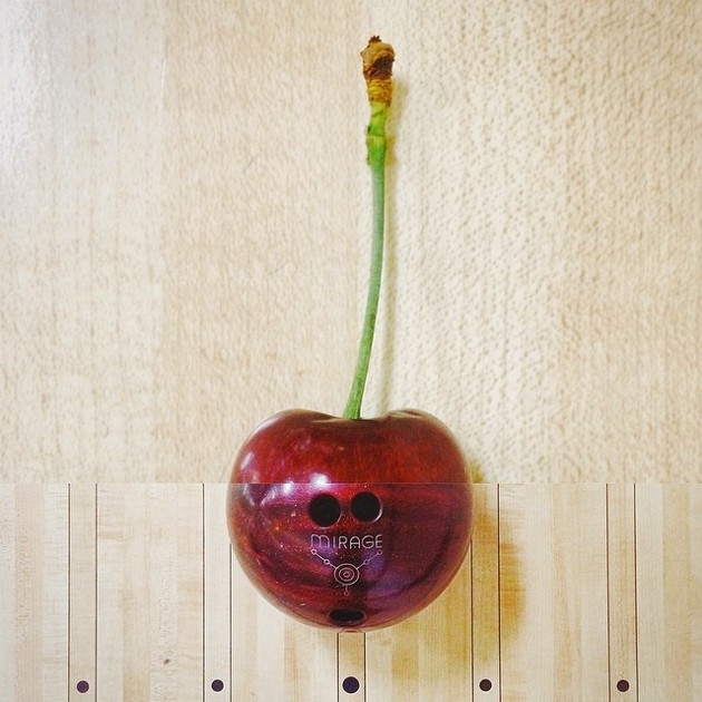 Gambar Foto Foto Perpaduan antara Bola Bowling dan Cerry
