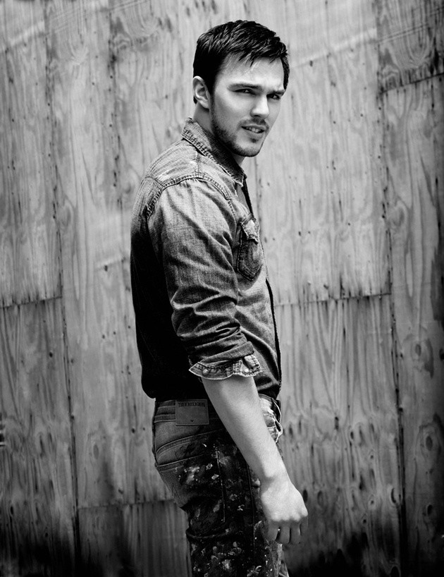 Gambar Foto Nicholas Hoult di Majalah Flaunt Edisi Summer 2015