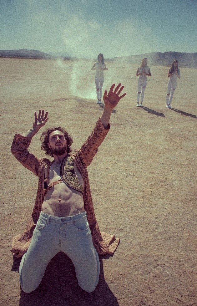 Gambar Foto Aaron Johnson di Majalah Flaunt Edisi Summer 2015