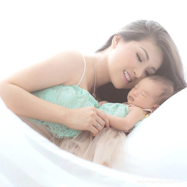 Gambar Foto Sarwendah Bersama Anaknya Thalia Putri Onsu