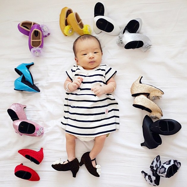 Foto Thalia Berfoto Kenakan Sepatu Hak Tinggi Foto 2 Dari 33