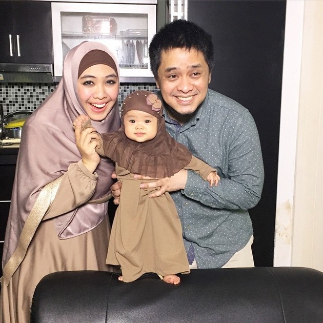 Gambar Foto Oki Setiana Dewi dan Suami Bersama Anak Maryam Nusaibah Abdullah