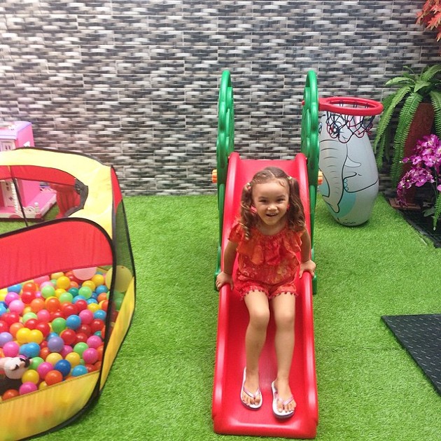 Gambar Foto Kesenangan Chloe Saat Bermain
