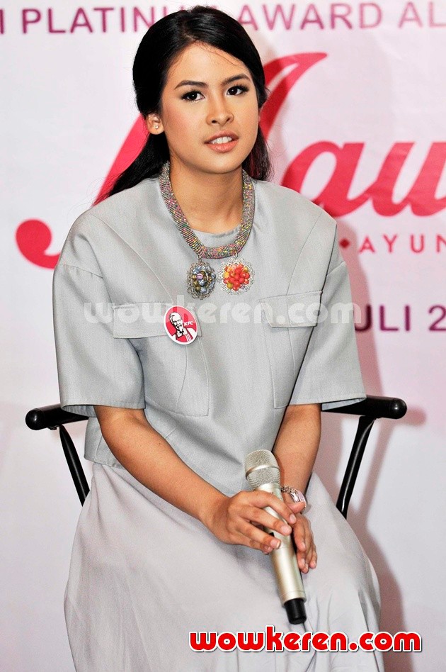 Gambar Foto Maudy Ayunda Raih Multi Platinum untuk Album 'Moments'