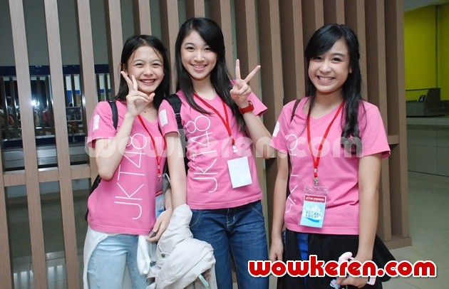 Gambar Foto Feni, Shani, Angel JKT48 Kunjungi Pabrik Pocari Sweat Bersama Fans