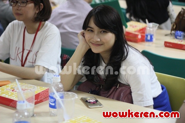 Gambar Foto Frieska JKT48 Kunjungi Pabrik Pocari Sweat Bersama Fans