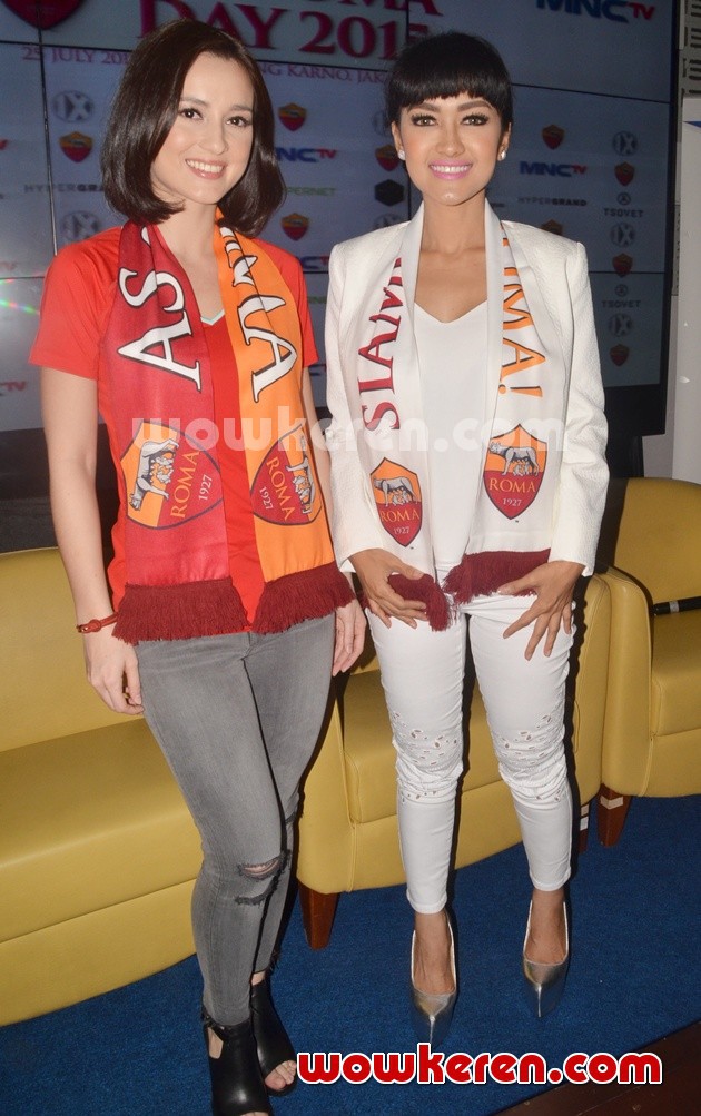 Gambar Foto Julie Estelle dan Julia Perez di Acara Jumpa Pers AS Roma Day 2015