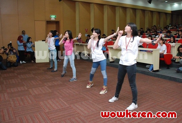 Gambar Foto JKT48 Memeragakan Dance 'Heavy Rotation'