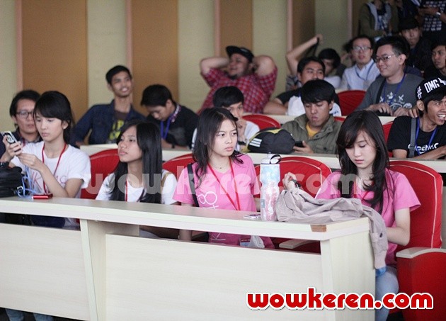 Gambar Foto JKT48 Kunjungi Pabrik Pocari Sweat Bersama Fans