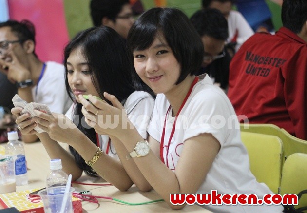 Gambar Foto Sendy dan Dhike JKT48 Kunjungi Pabrik Pocari Sweat Bersama Fans