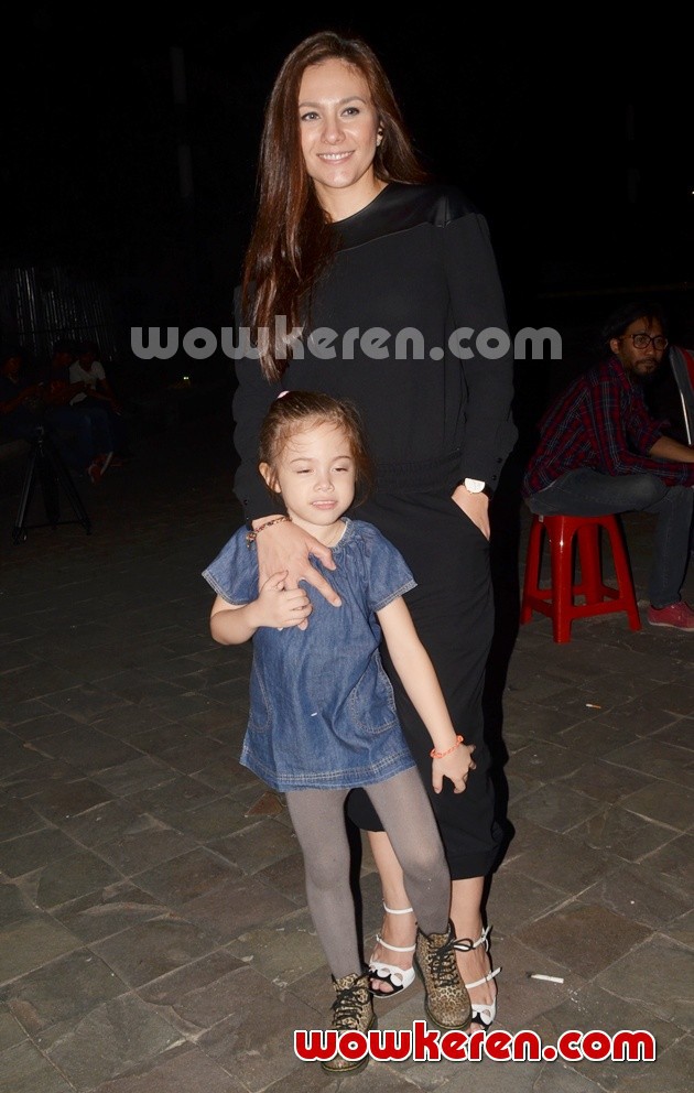 Gambar Foto Wulan Guritno Ditemui di Lokasi Syuting Film 'I Am Hope'