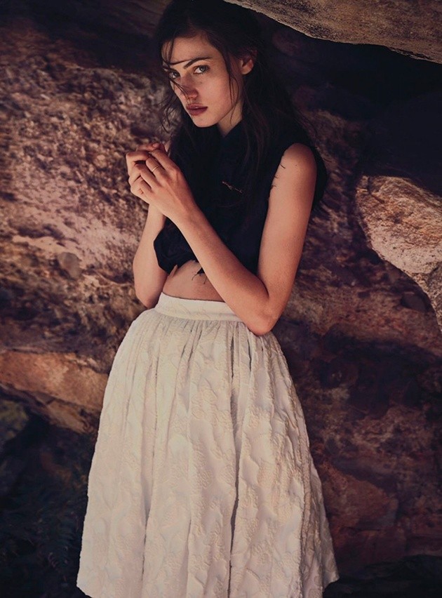Gambar Foto Phoebe Tonkin di Majalah Vogue Australia Edisi Maret 2015