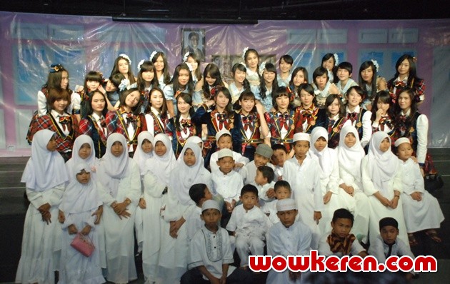 Gambar Foto JKT48 Mengundang Anak-Anak Panti Asuhan Yayasan Pazki