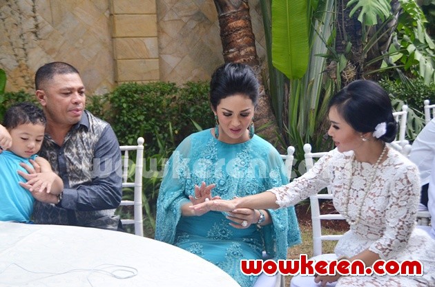 Gambar Foto Bahagianya Kellen Alexander, Raul Lemos, Krisdayanti dan Yuni Shara
