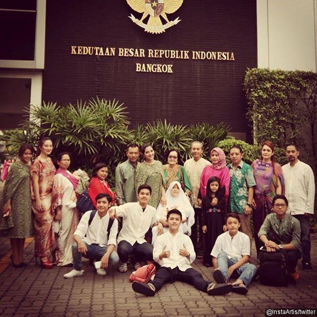 Foto Dewi Persik Bersama Om, Tante, Papi dan Mami - Foto 2 