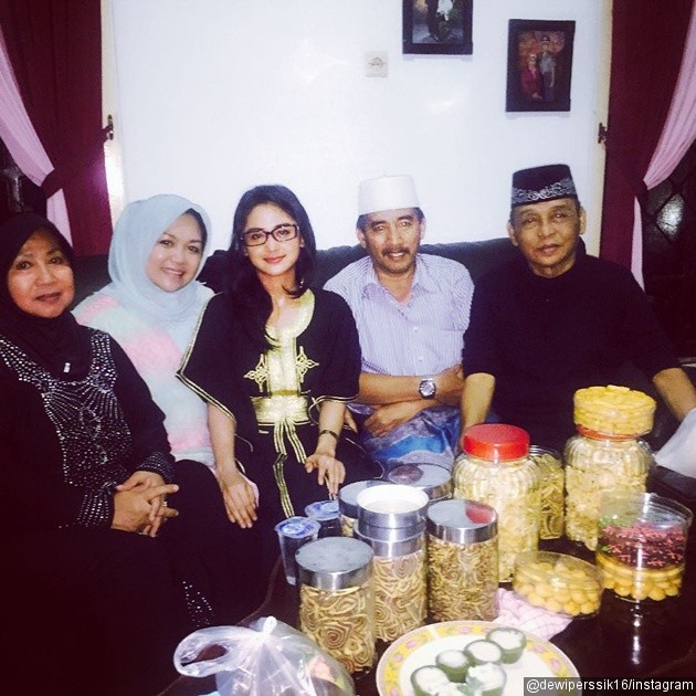 Gambar Foto Dewi Persik Bersama Om, Tante, Papi dan Mami