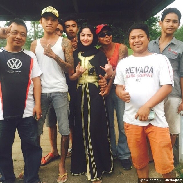 Gambar Foto Dewi Persik Pulang Ke Kampung Halaman