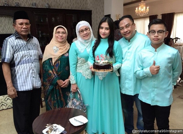 Gambar Foto Kebahagiaan Ganda Keluarga Prilly Latuconsina