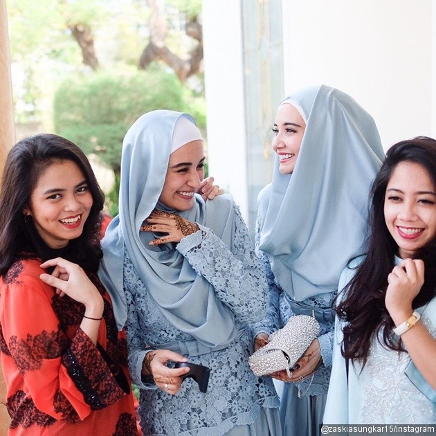 Gambar Foto Shireen Sungkar dan Zaskia Sungkar Bersama Sepupunya