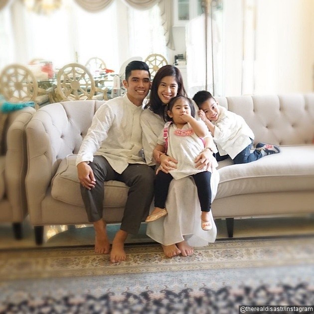 Gambar Foto Dian Sastro Bersama Suami dan Anak-Anak