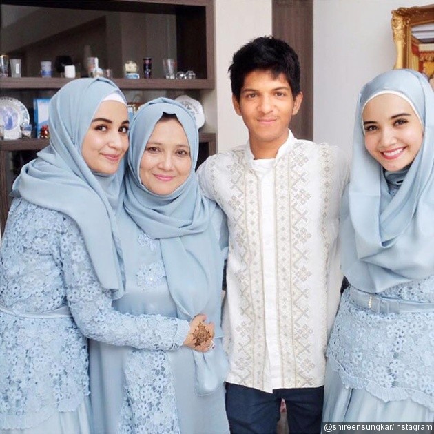 Gambar Foto Fanny Bauty Bersama Anak-Anaknya