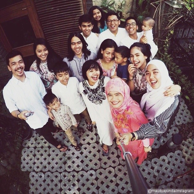 Gambar Foto Maudy Ayunda Rayakan Idul Fitri Bersama Keluarga Besar