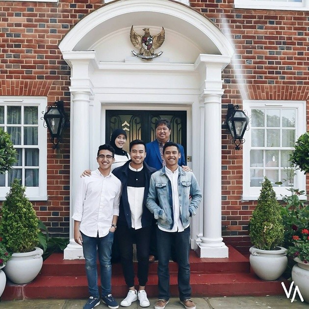 Gambar Foto Keluarga Vidi Aldiano Usai Solat Ied & Halal Bihalal Bersama Sesama WNI di London