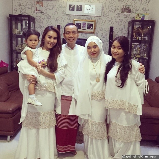 Gambar Foto Ayu Ting Ting dan Keluarga Kompak Bernuansa Putih di Hari Raya