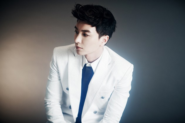 Gambar Foto Photoshoot Leeteuk di Majalah Harper's Bazaar - Foto 2 dari 30